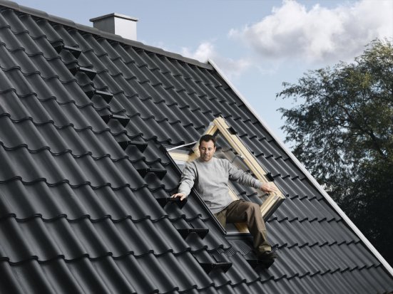 Мансардное окно Velux GXL 3070 для выхода на кровлю